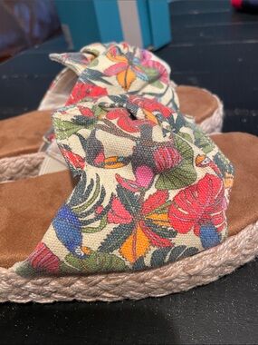 TOMS Abby Slide Floral Knot Sandals in Multicolor and Tan